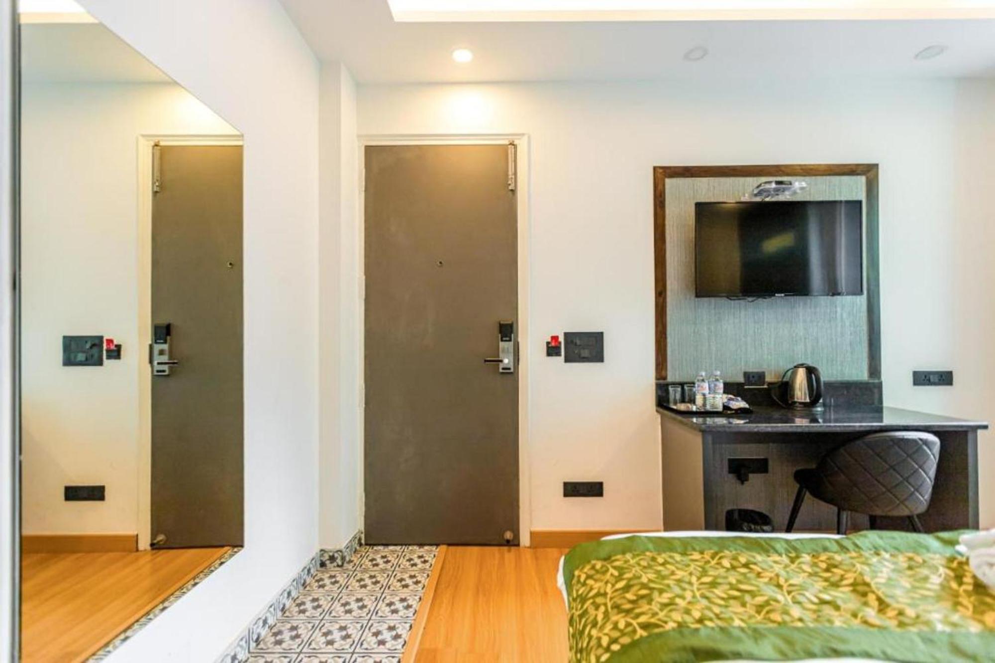 Hotel Mayur At Cr Park Nueva Delhi Exterior foto