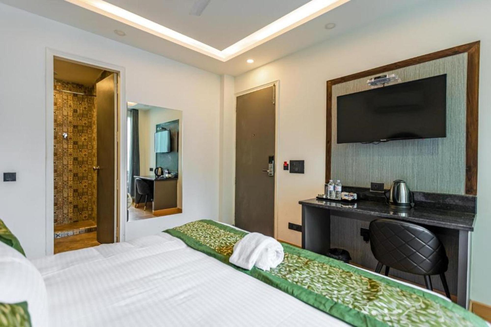 Hotel Mayur At Cr Park Nueva Delhi Exterior foto